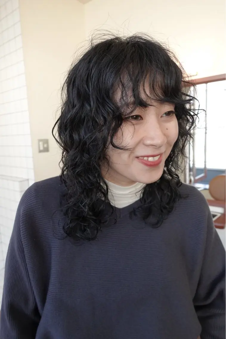 ミディアム カラー パーマ ミディアムパーマ 伸ばしかけ ウルフカット ボブパーマ/パーマ ウルフパーマのヘアスタイル