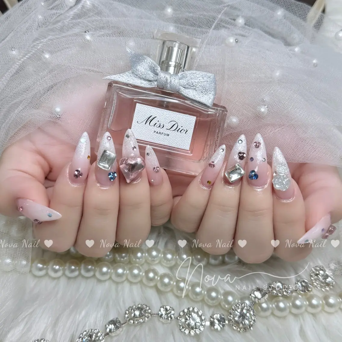 ネイル フレンチネイル ジェルネイル ガーリー キラキラネイル 持ち込み ハンドネイル ハンドケア Kitty Nail Novaのネイルデザイン
