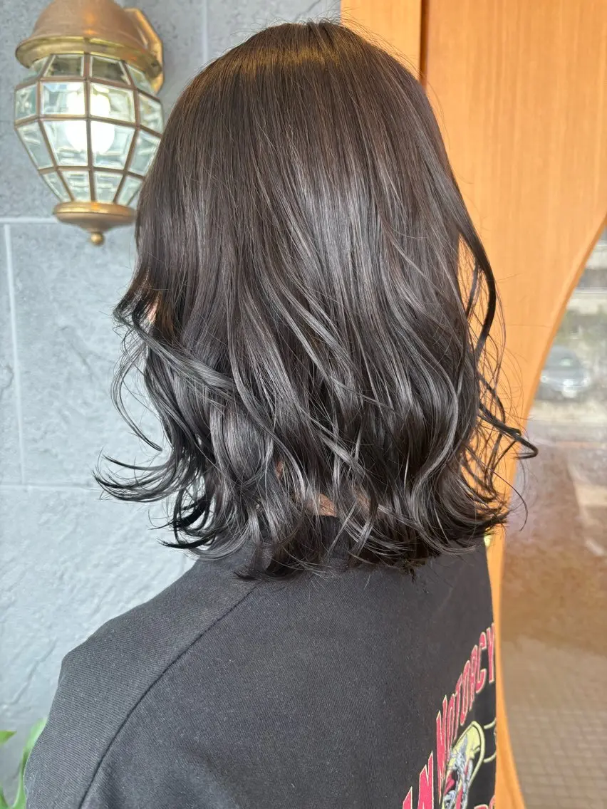 ミディアム カラー 透明感カラー ダークグレー ダークグレージュ グレージュ 韓国風ヘア カット ヘアカラー ヘッドスパ 亀山 来未のヘアスタイル