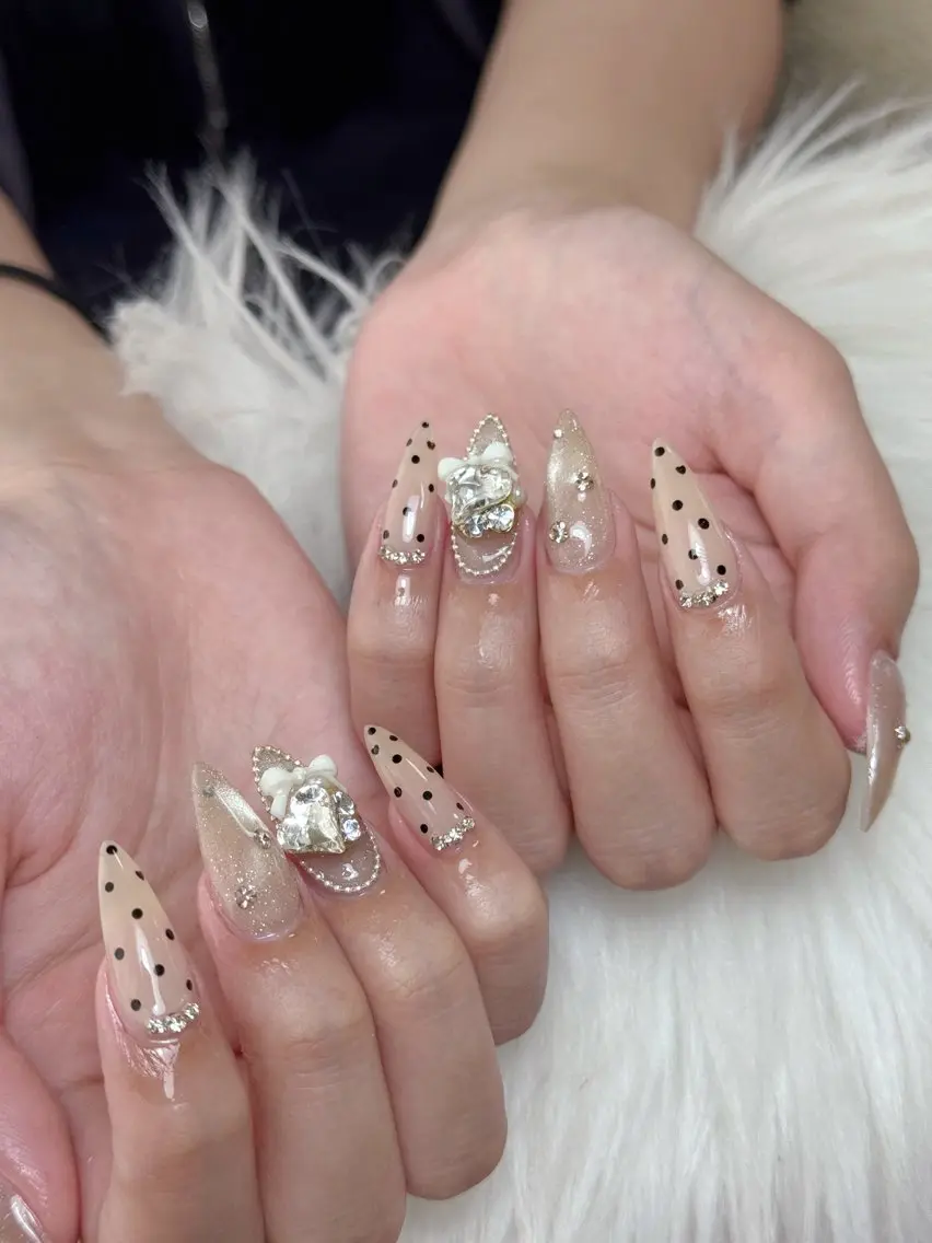 ネイル チークネイル ドット フレンチネイル グラデーション 韓国ネイル ハンドネイル Lisa Nail Salonのネイルデザイン