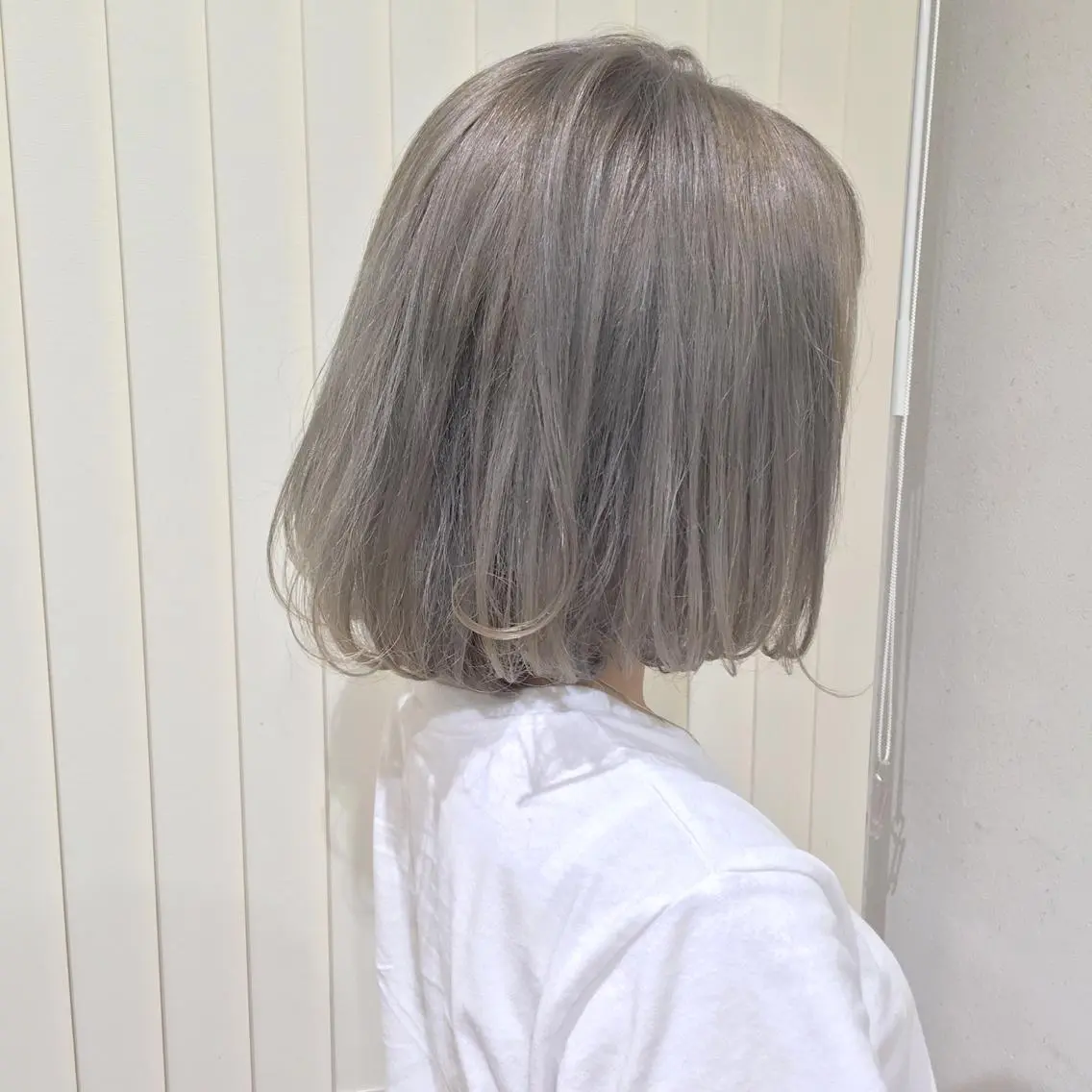 ミディアム カラー パーマ ヘアアレンジ シルバー ハイトーン特化🤍 浦住のヘアスタイル