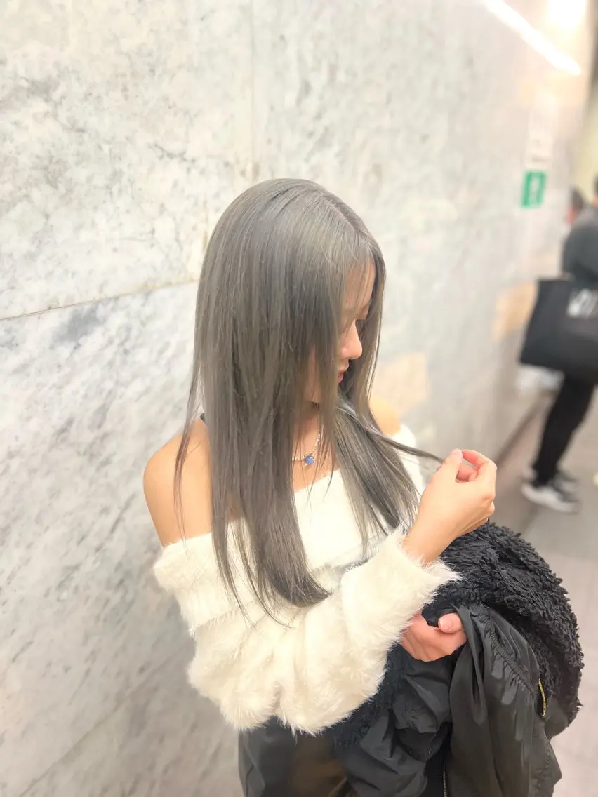 カラー ブリーチ シルバー ヘアカラー 𝒩𝒪𝒜 /ハイトーン/表参道のヘアスタイル