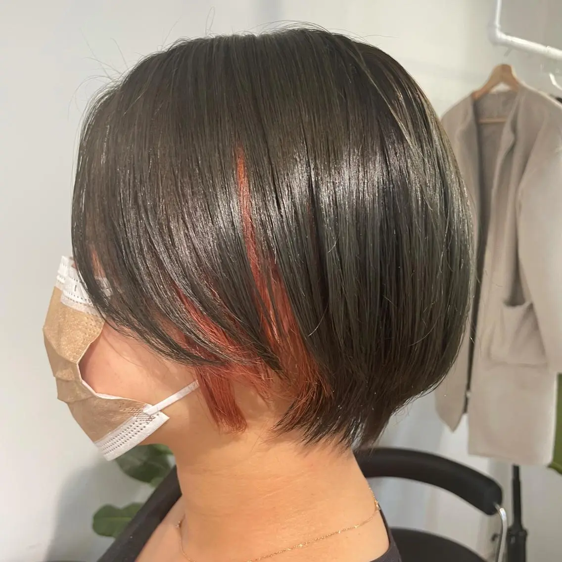 ショート カラー インナーカラー オリーブカラー ピンクカラー カット ヘアカラー トリートメント fit/ madokaのヘアスタイル