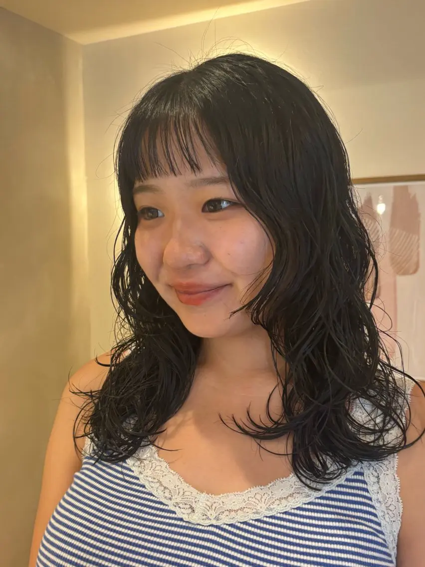 ミディアム パーマ ミディアムパーマ レイヤーカット カット パーマ シンバヒナノ/パーマ レイヤー/髪質改善のヘアスタイル