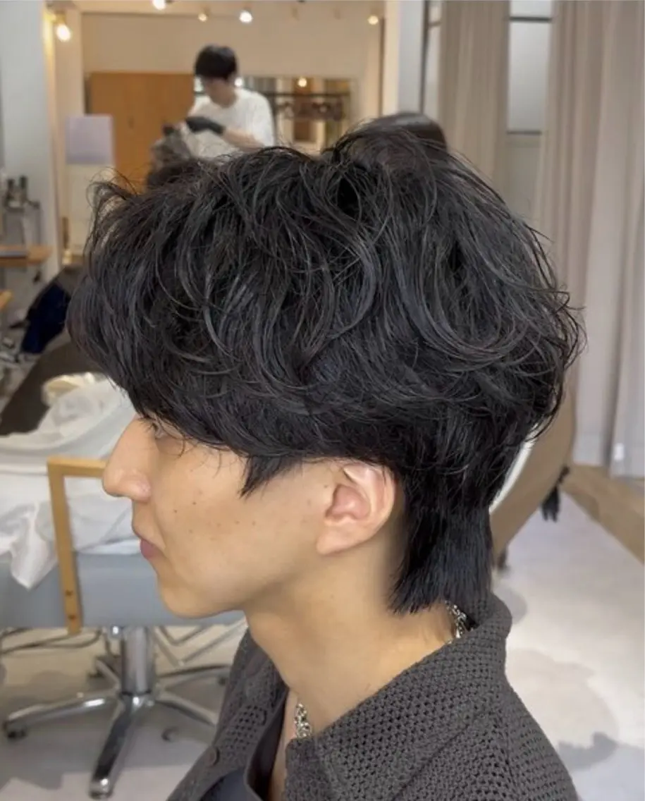 パーマ メンズ メンズブリーチ センターパート メンズハイトーン カルマパーマ メンズ韓国風 カット パーマ 似合わせメンズカット ブリーチ/ウルフ/栄のヘアスタイル