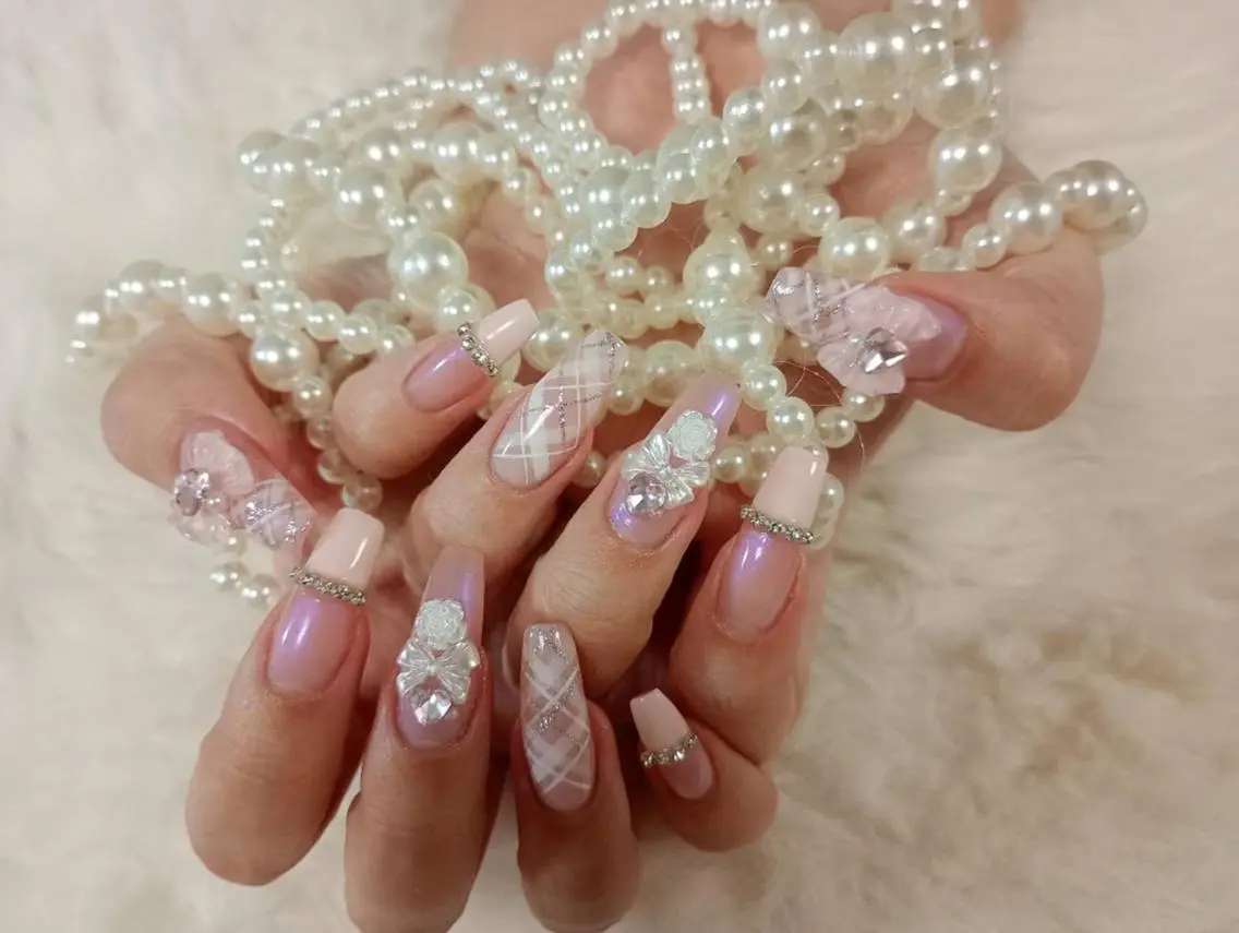 ネイル ガーリー ハート キラキラネイル 韓国ネイル ロングネイル ハンドネイル ハンドケア The Nail & Eye Lashの眉毛・アイブロウイメージ