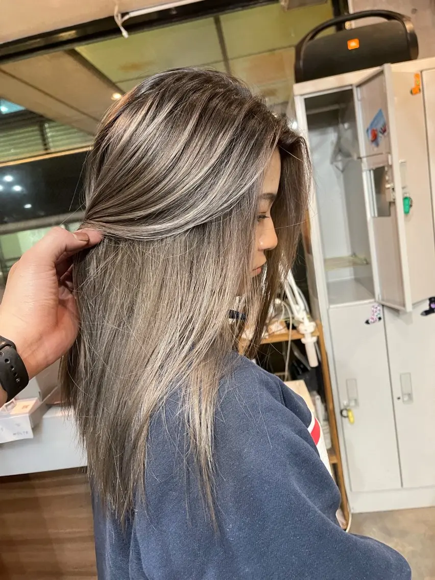 ロング カラー バレイヤージュ レイヤーカット 西宮ハイトーンカラー ひらり💜のヘアスタイル