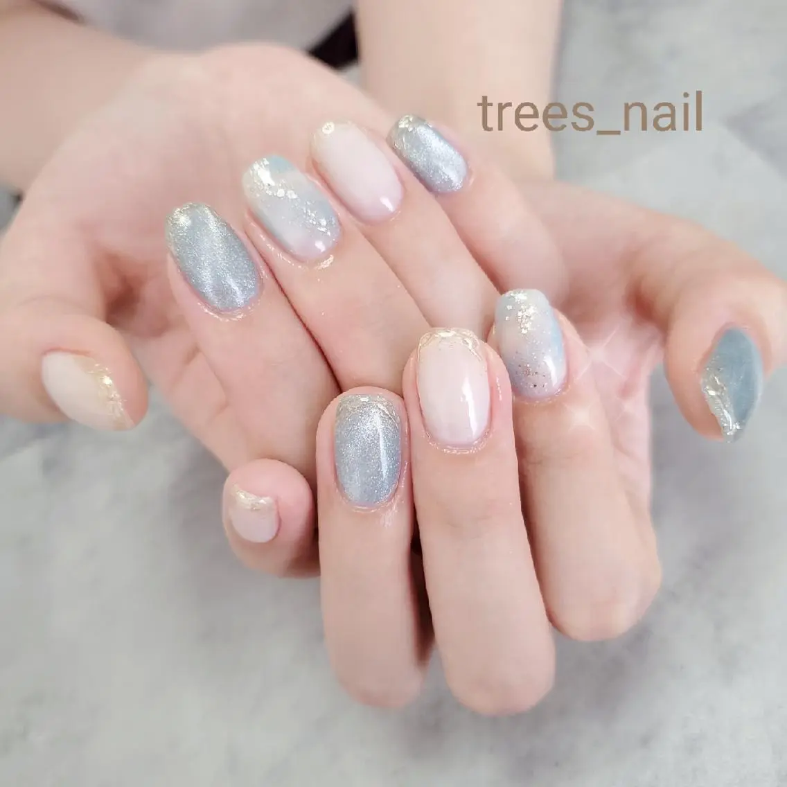 ネイル アートネイル 水色 マグネットネイル ミラーネイル ニュアンスネイル ハンドネイル フットネイル trees_ nailのネイルデザイン