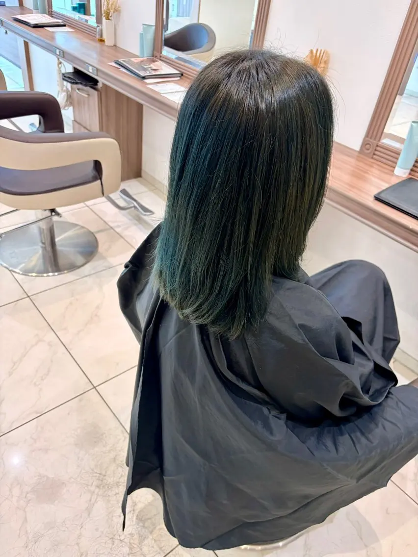 ミディアム カラー 黒髪 ブルーカラー ブルーブラック ☂️Ash 新杉田☂️山本のヘアスタイル