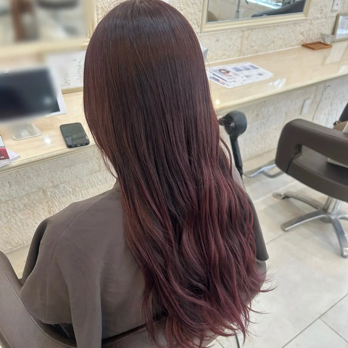 ロング カラー レッドカラー 安原 百愛のヘアスタイル