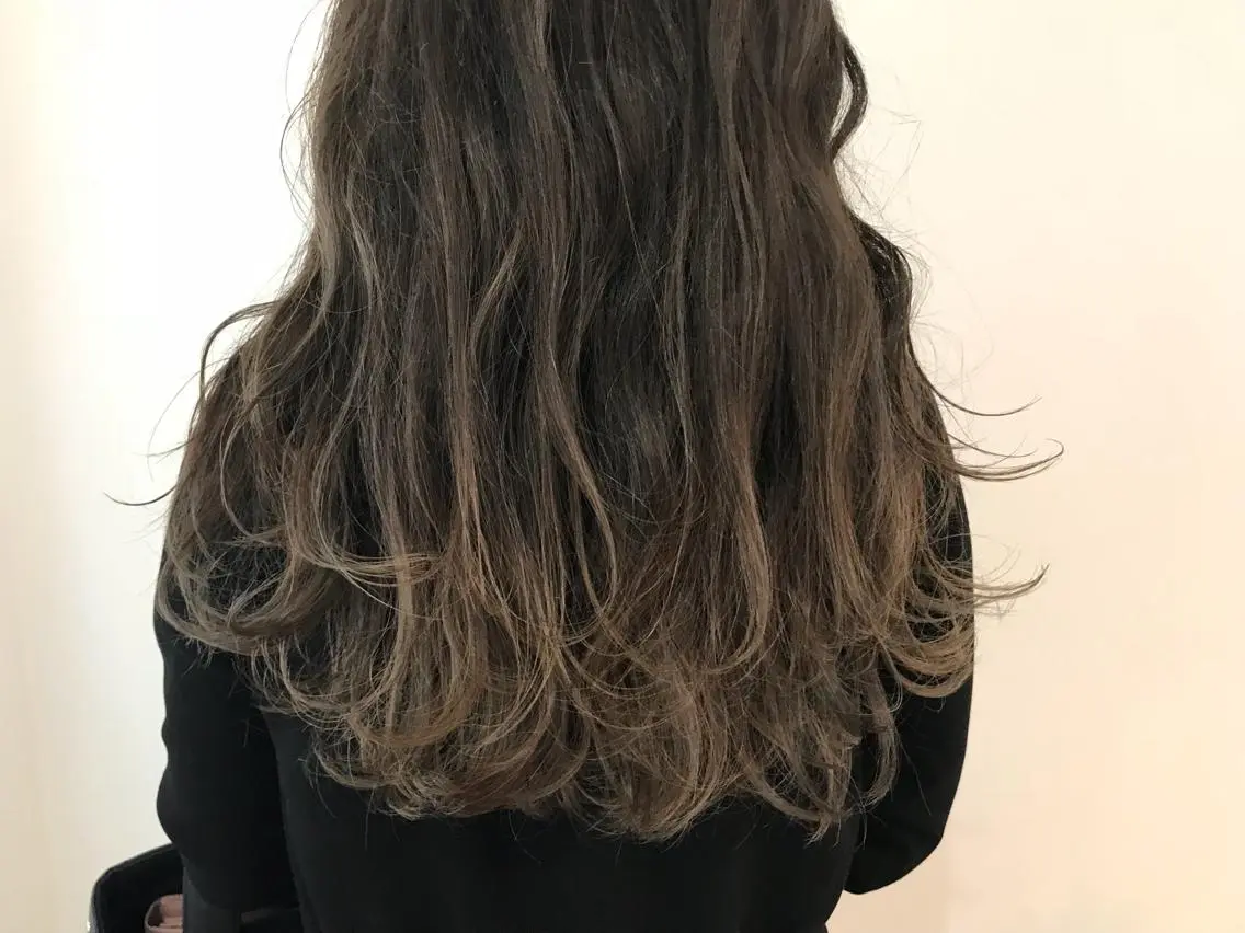 ミディアム カラー グラデーションカラー ハイライトカラー ハイライト ウルフカット レイヤーカット上柿のヘアスタイル