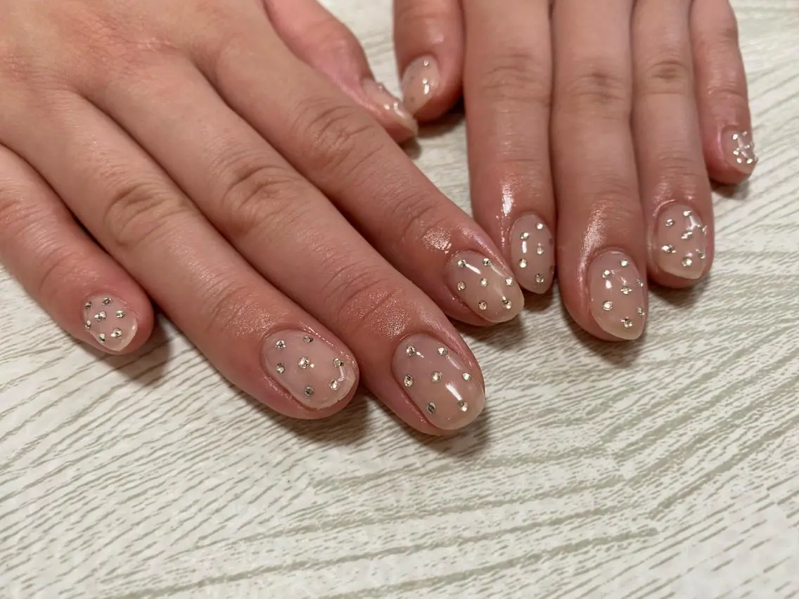 ネイル ドット キラキラネイル シンプルネイル ストーンネイル ハンドネイル Ulu Nail 🌱MOMOKAのネイルデザイン