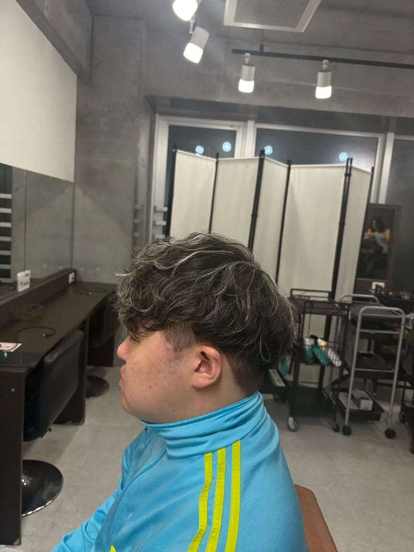 カラー パーマ メンズ メンズハイライト スペインカール ハイライトカラー 海外風パーマ カラー特化園田　楓莉のヘアスタイル