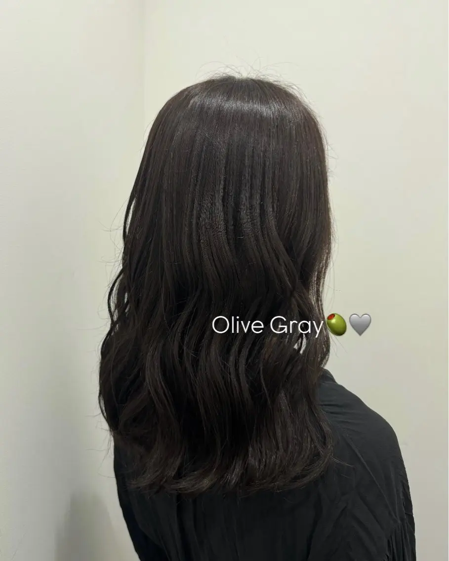 ロング カラー オリーブグレー 尾崎 ひなののヘアスタイル
