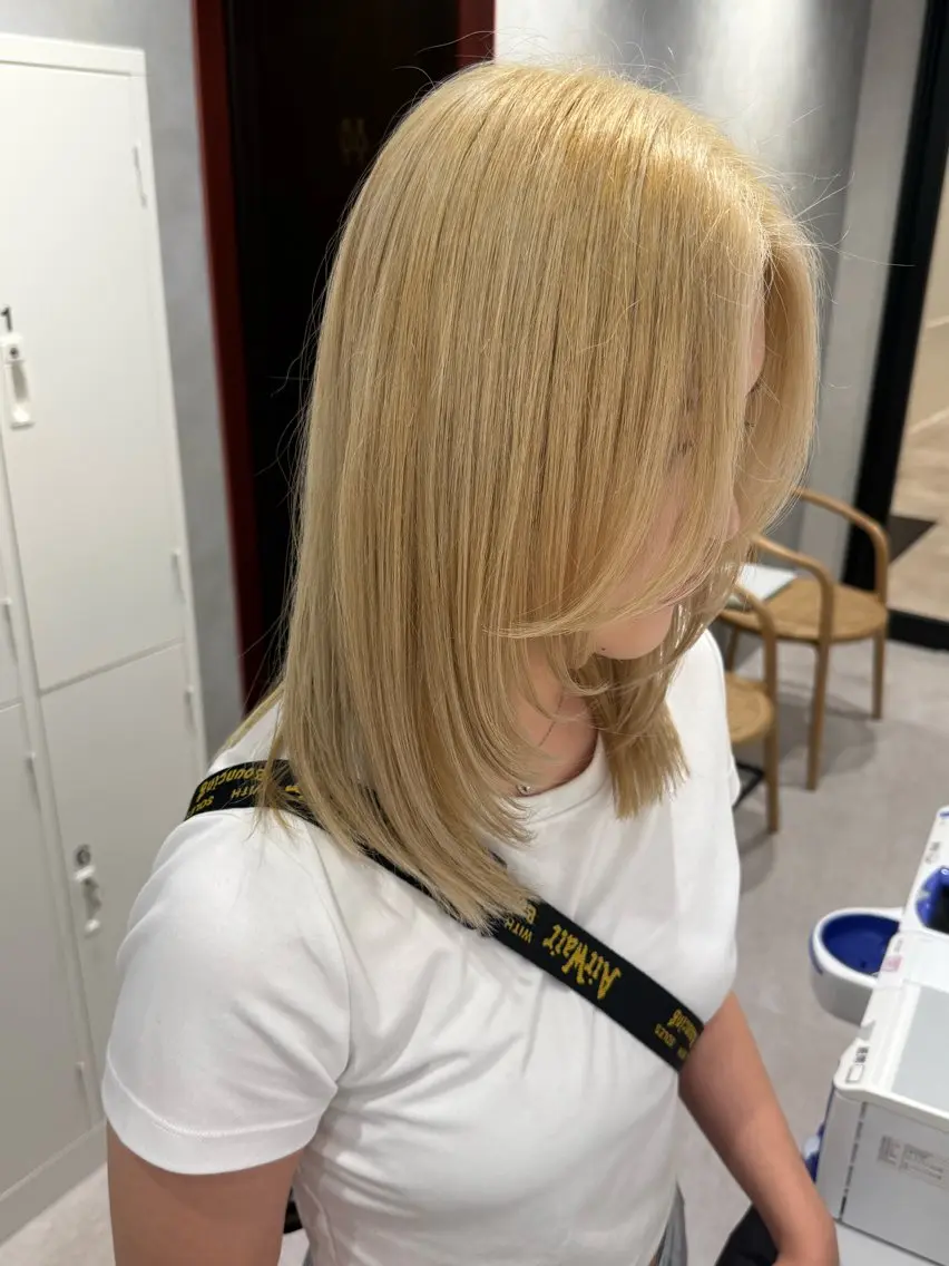 セミロング カラー ベージュカラー ブリーチ レイヤーカット カット ヘアカラー トリートメント ヘッドスパ チナツ ,のヘアスタイル