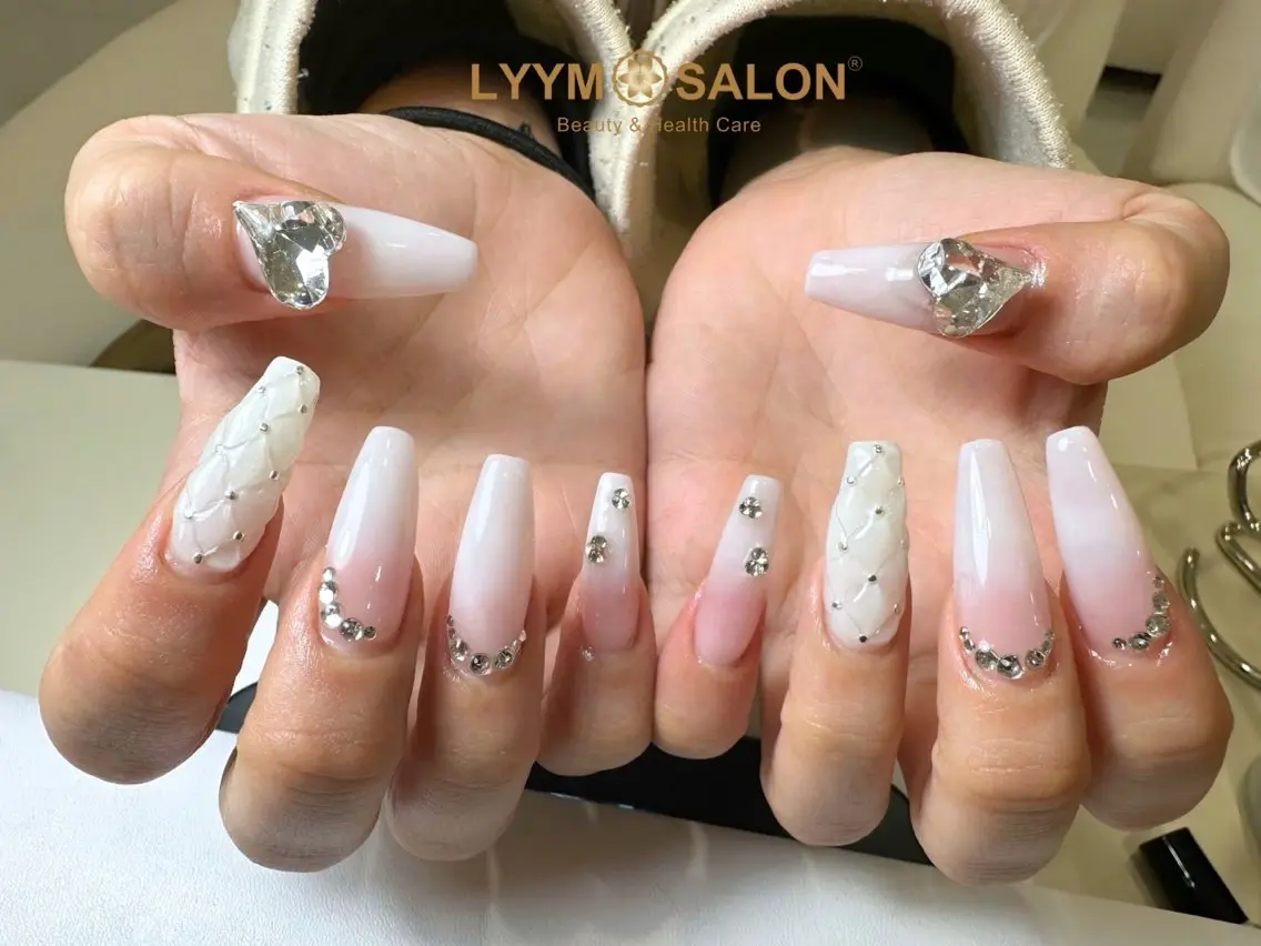 ネイル アートネイル 長さ出し ロングネイル シルバー ハンドネイル LYYM Salonのネイルデザイン