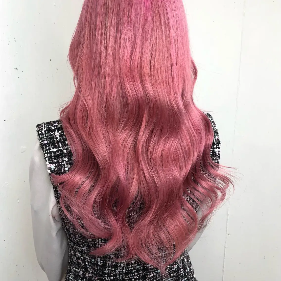 ロング カラー ヘアアレンジ ブリーチ ピンクカラー ヘアカラー トリートメント ヘアセット 八巻 晴香のヘアスタイル