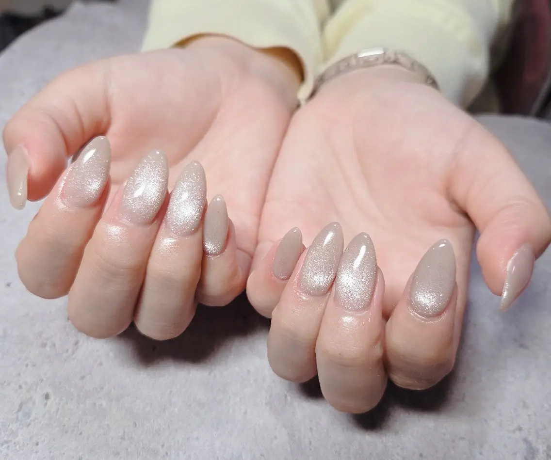 ネイル フレンチネイル マグネットネイル オフィスネイル 赤色 シンプルネイル ハンドネイル flure de neige yukiのネイルデザイン