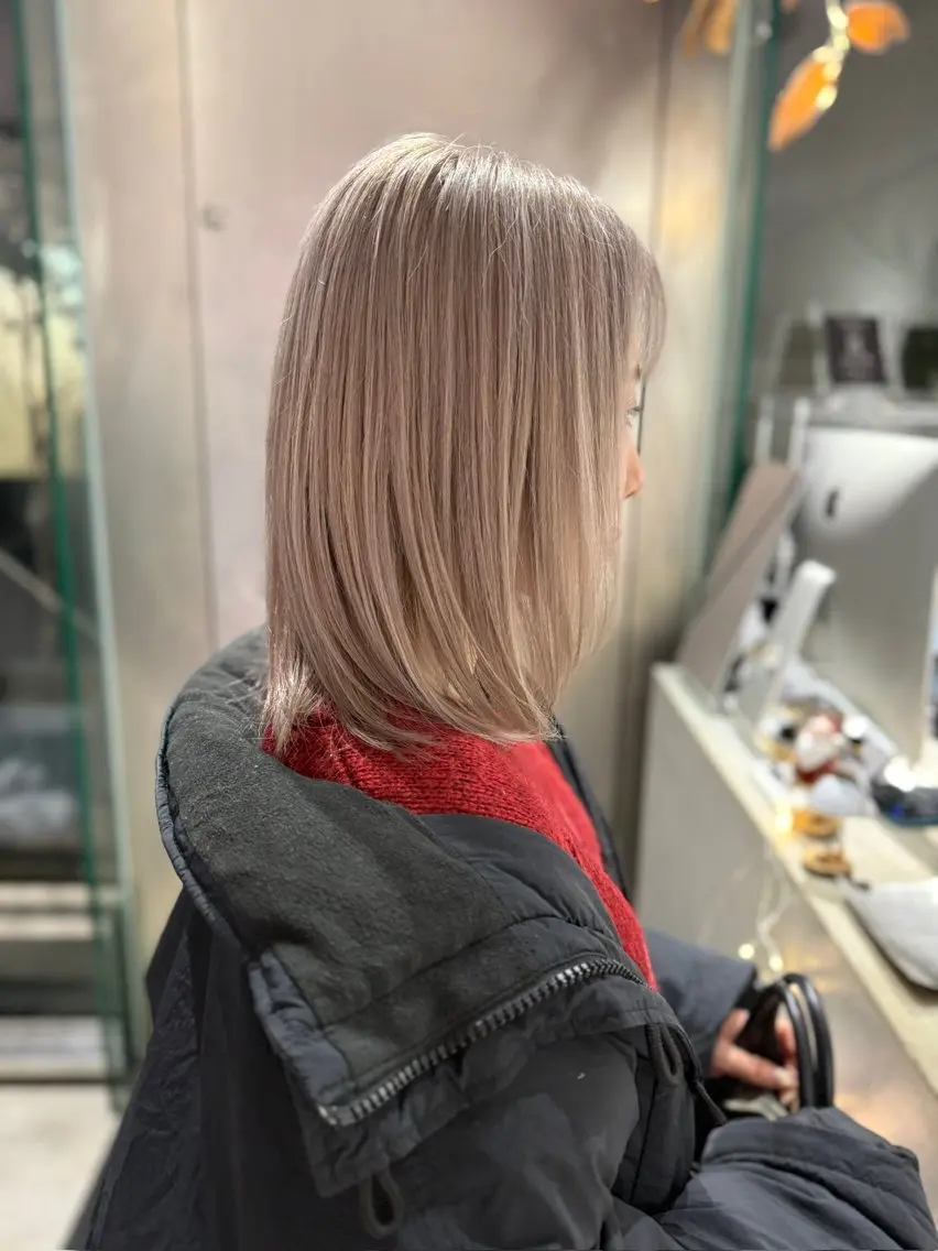 セミロング カラー ブリーチ グレージュ カット ヘアカラー トリートメント CHERIEブリーチ ダブルカラー 天神のヘアスタイル