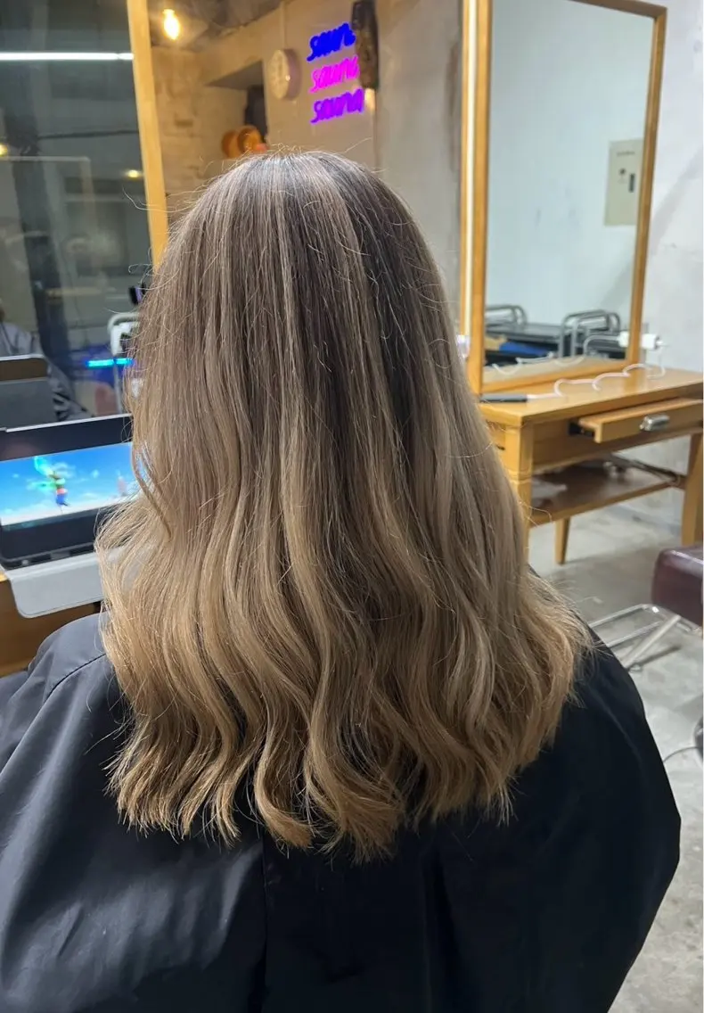 セミロング カラー バレイヤージュ ベージュカラー ホワイトベージュ レイヤーカット ヘアカラー トリートメント 指名数No.1 /NAOYAのヘアスタイル