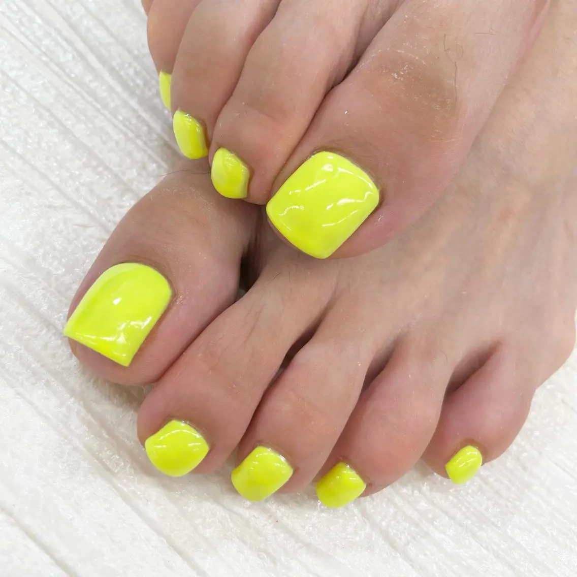 ネイル フットネイル ワンカラーネイル 黄色 MINORI Nail&Waxのネイルデザイン