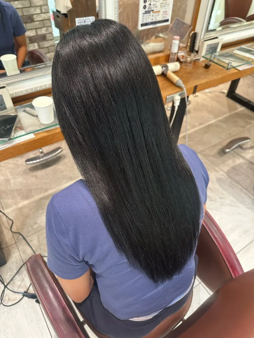 カラー 黒髪 ブルーカラー ブルーブラック ヘアカラー 市沢 光花のヘアスタイル