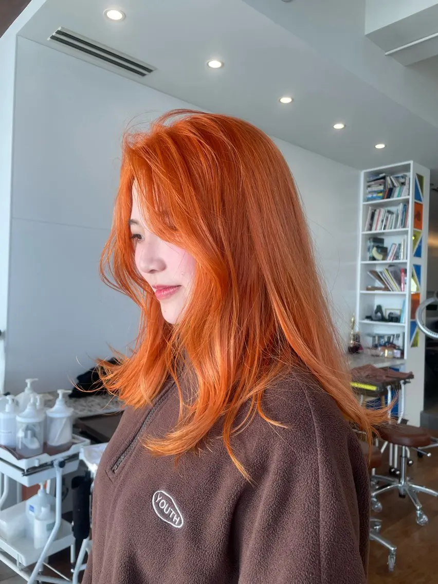 カラー ブリーチ オレンジ 柿坂 華のヘアスタイル