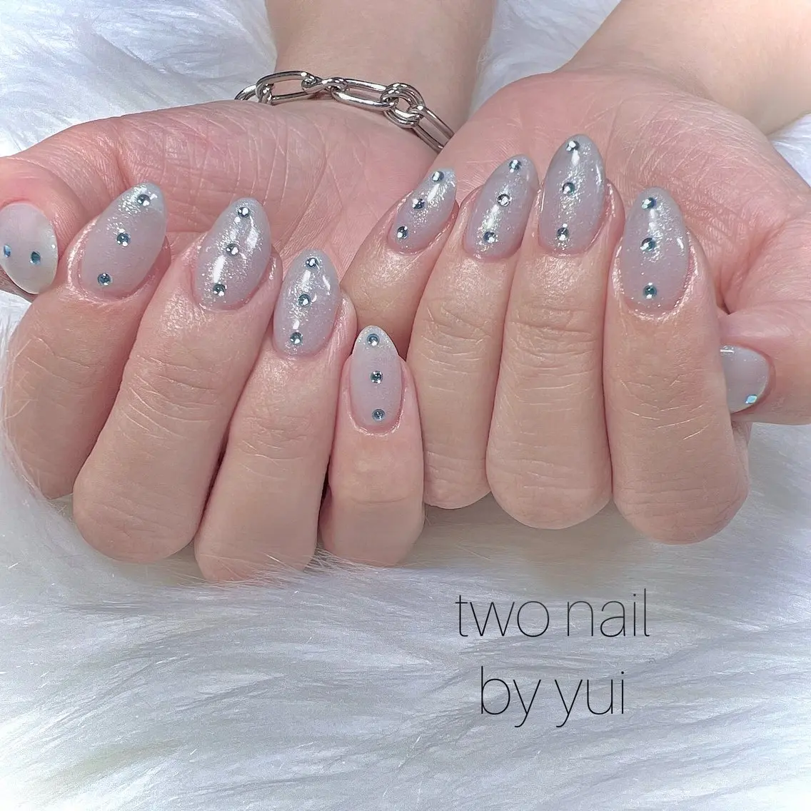 ネイル キラキラネイル ネイルチップ ホワイト ハンドネイル two nailのネイルデザイン