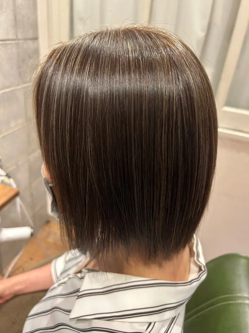ショート Hiromu: 白髪ぼかしハイライトのヘアスタイル