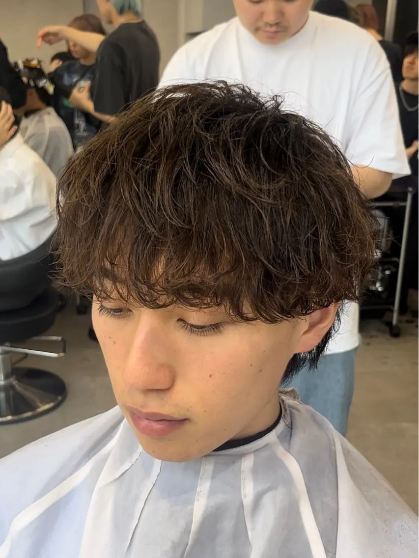 ショート カラー パーマ メンズ センターパート マッシュ メンズパーマ ツーブロック 刈り上げ センターパート マスターかずまのヘアスタイル