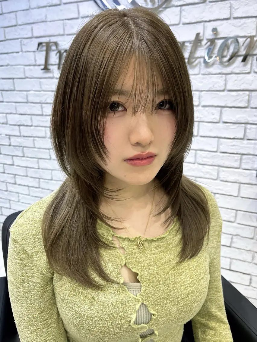セミロング カラー ダブルカラー／レイヤ ーカット𝓜𝓐𝓞のヘアスタイル