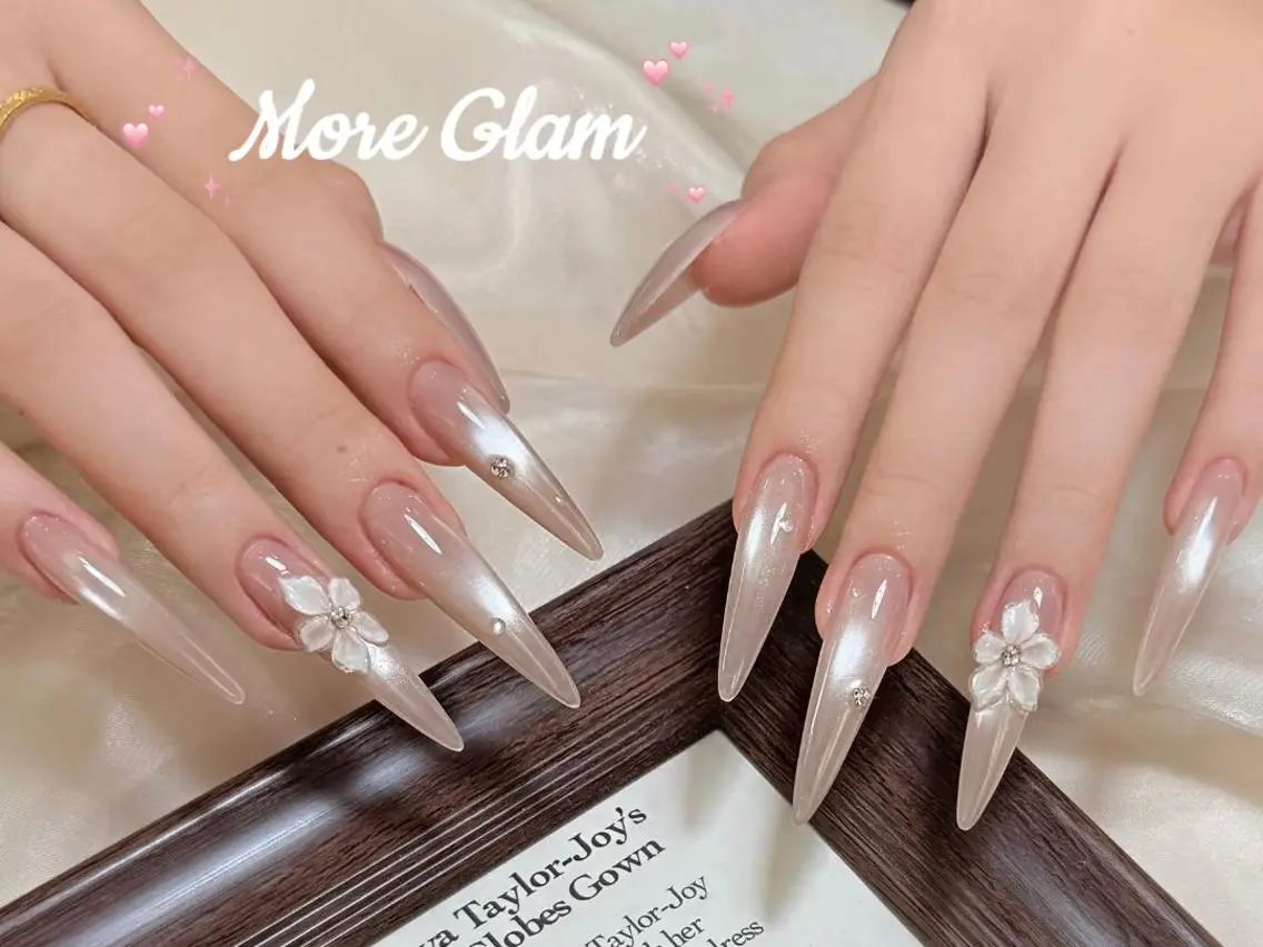 ネイル 長さ出し フットネイル フレンチネイル ジェルネイル ガラスフレンチ MoreGlam Nailsのネイルデザイン
