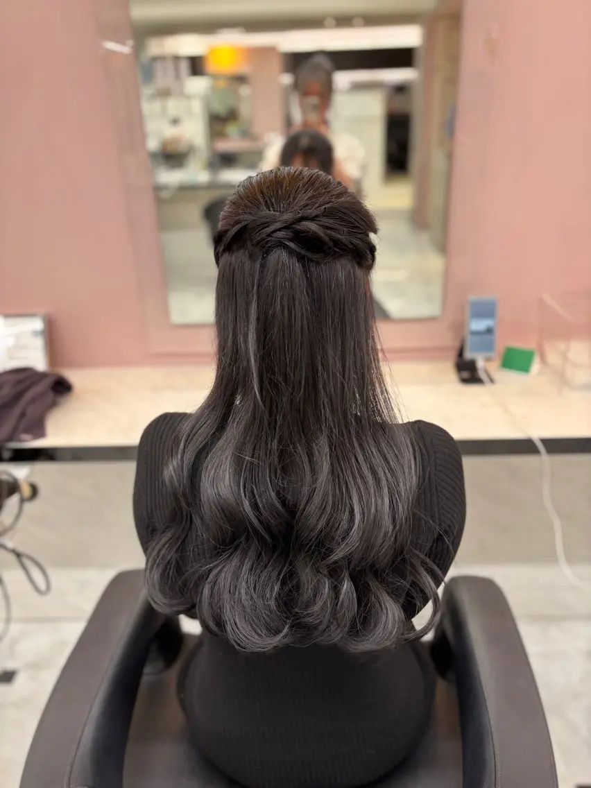 ロング ヘアアレンジ ヘアセット 💙ハイトーン韓国風 色白ヘア💙manaのヘアスタイル