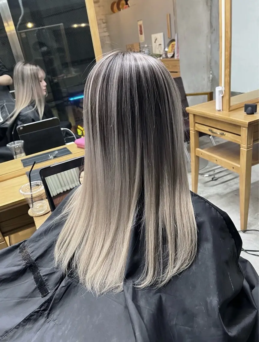 ロング カラー バレイヤージュ シルバー ホワイトシルバー レイヤーカット ヘアカラー トリートメント 指名数No.1 /NAOYAのヘアスタイル