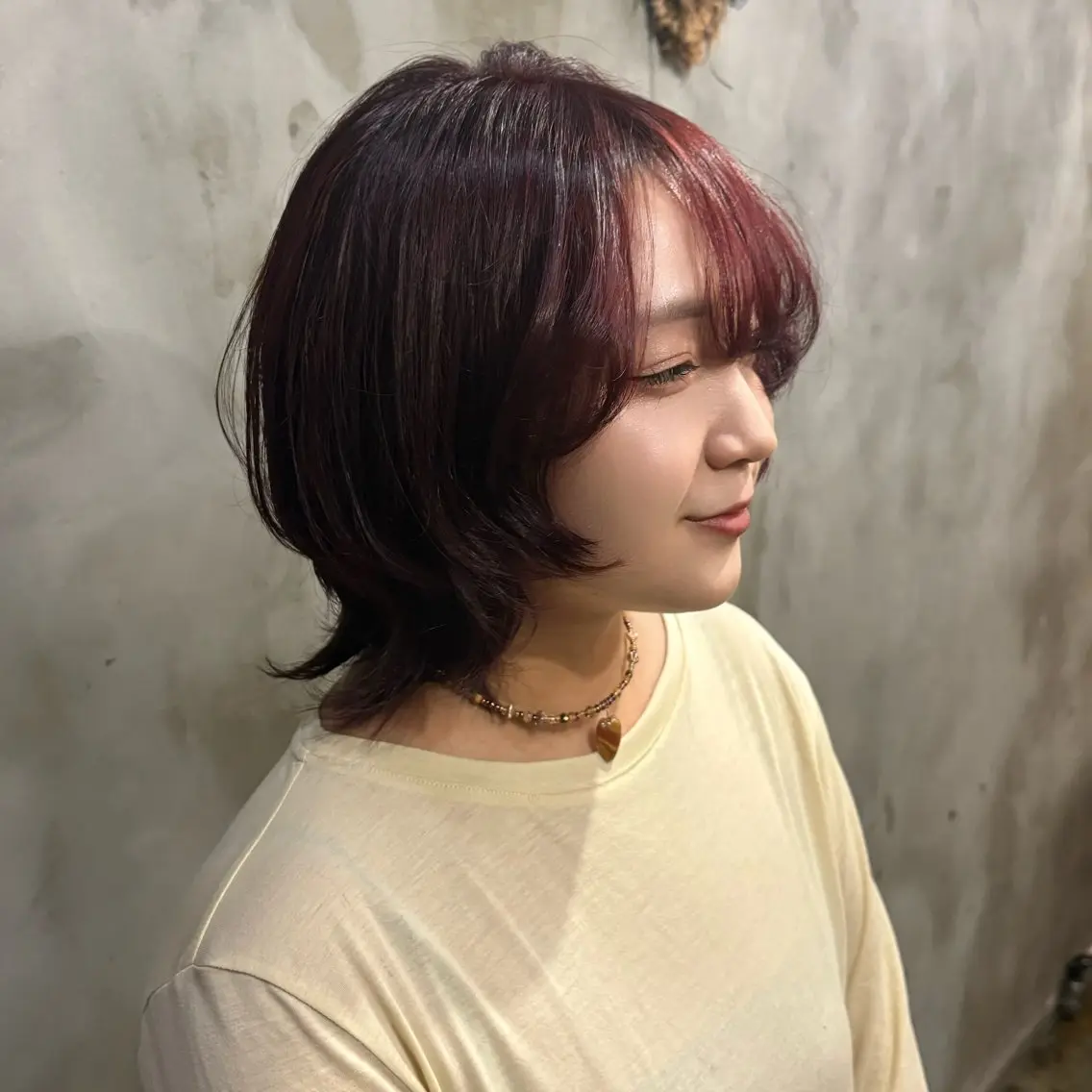 ミディアム カラー ボルドーカラー 透明感カラー レイヤーカット ウルフカット ヘアカラー トリートメント Hina/カラー特化 /艶カラーのヘアスタイル