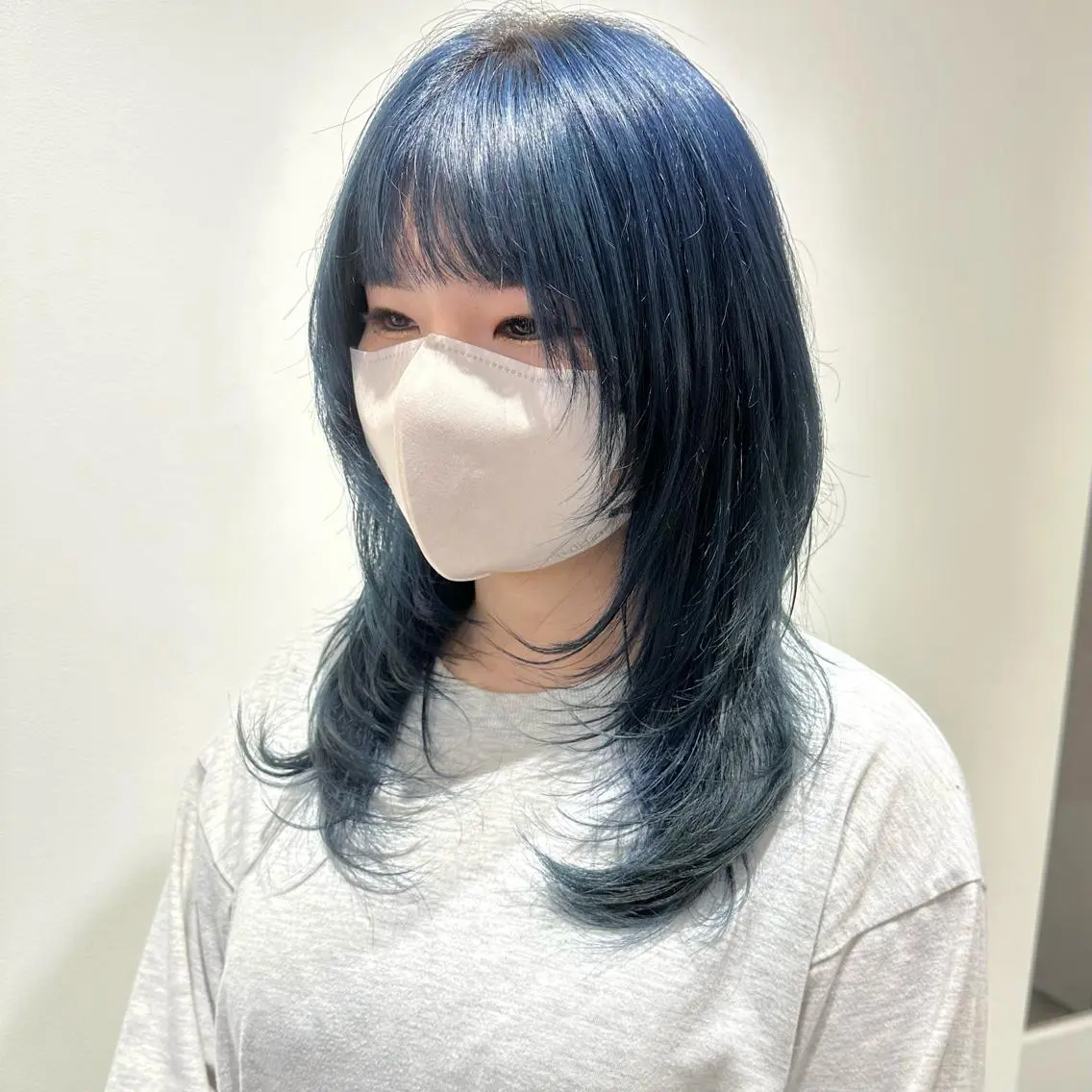 セミロング カラー ブルーカラー レイヤーカット ブリーチ/ハイトーン 艶カラー/ユリナのヘアスタイル