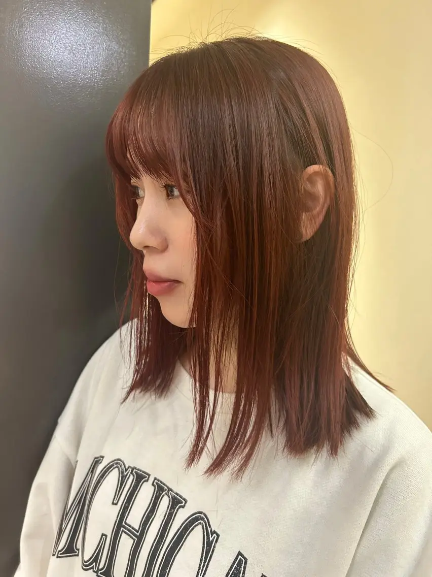ミディアム カラー ブリーチ ブリーチなしカラー レッドカラー hubhair レイヤー/透明感のヘアスタイル