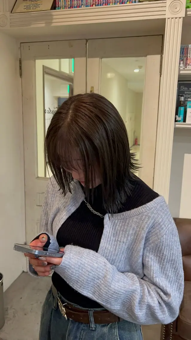 ミディアム カラー オリーブグレー オカベ ショウマのヘアスタイル