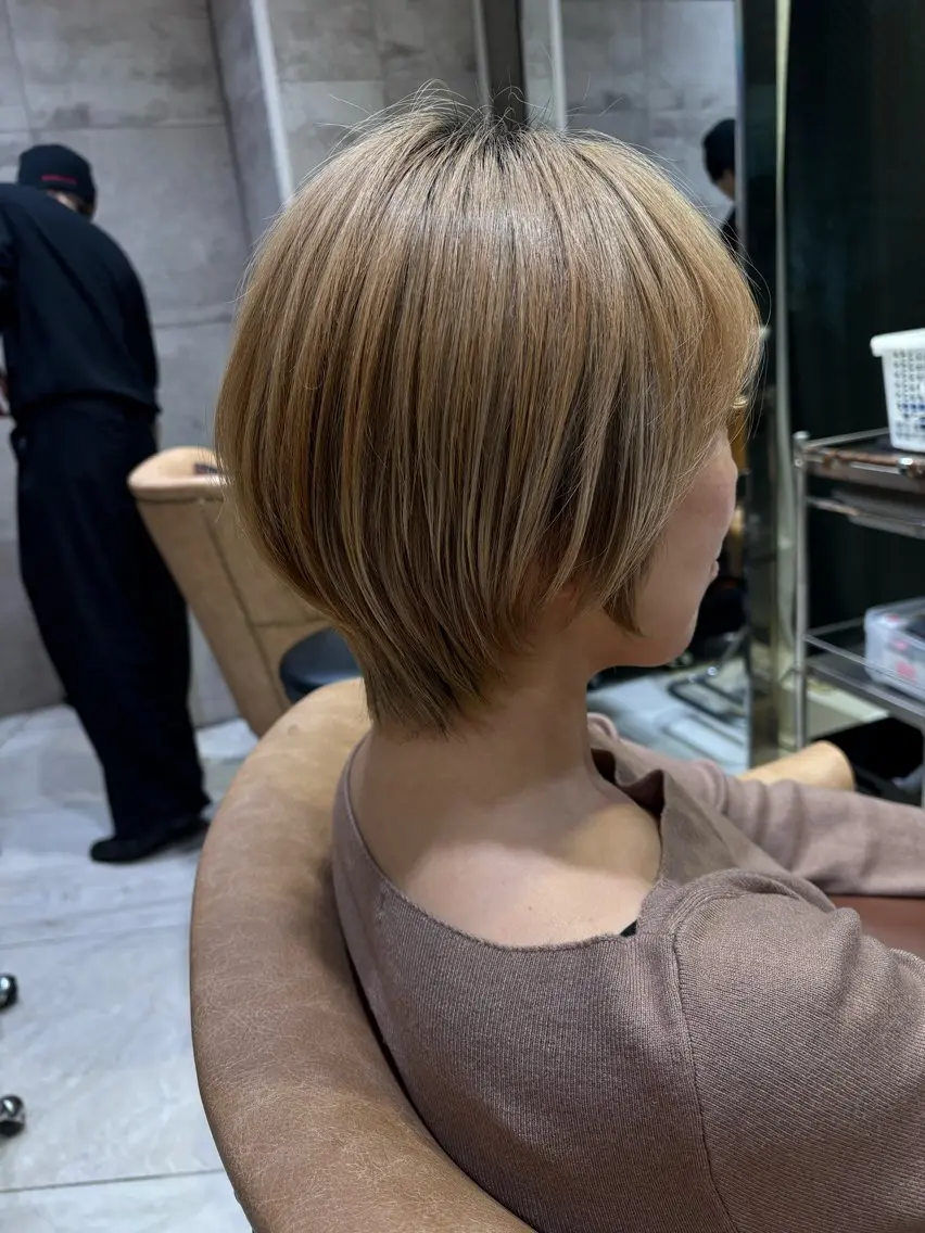 ショート カラー パーマ くせ毛 ショートヘア 小顔カット 【表参道】小顔ショー ト /丸みボブ/荒砂のヘアスタイル