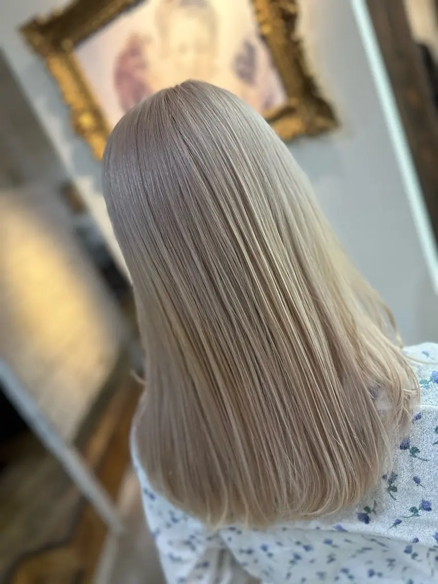 セミロング カラー 大潮 梨奈のヘアスタイル