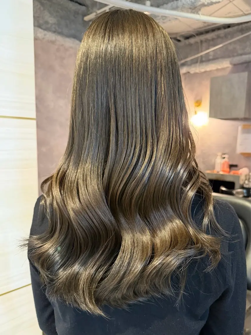 セミロング カラー グレージュ オリーブグレージュ オリーブグレー ヘアカラー 🤍あみ🤍暗髪オリ ーブ特化🌿髪質改善のヘアスタイル