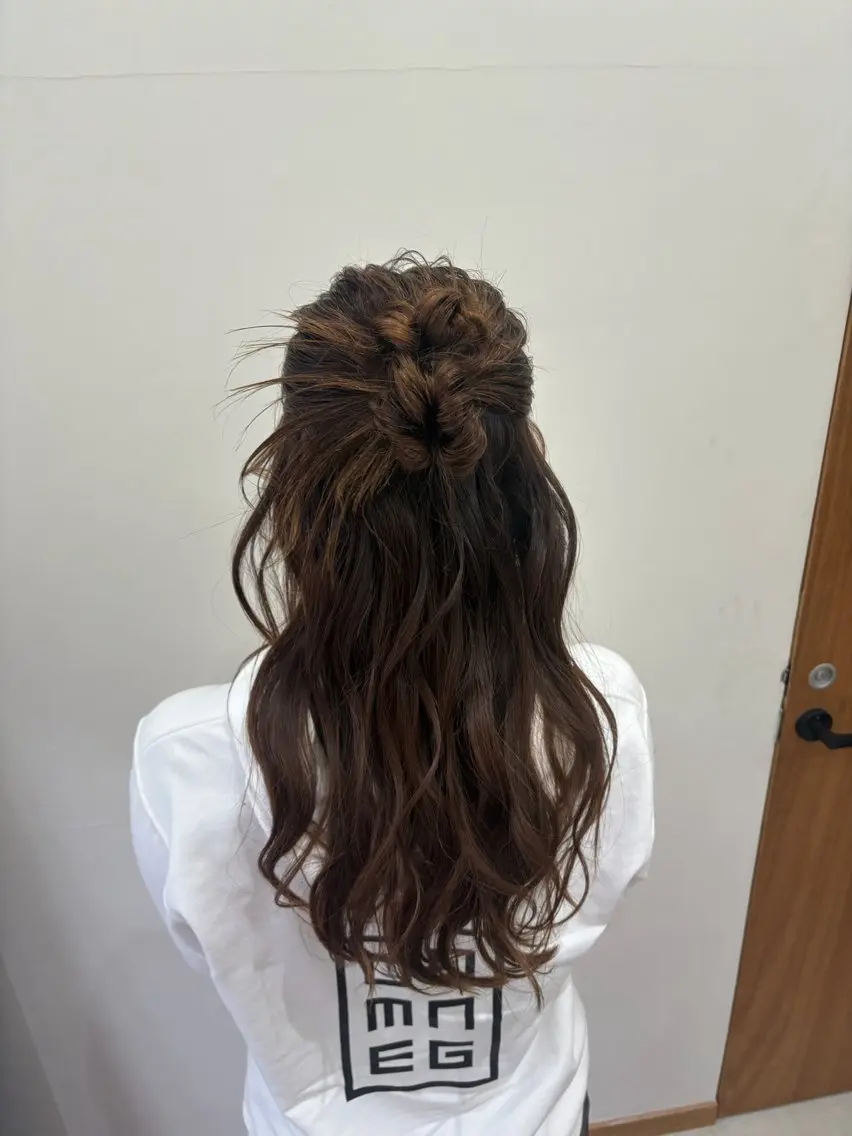 ロング ヘアアレンジ momo / カラー、カットモデルのヘアスタイル