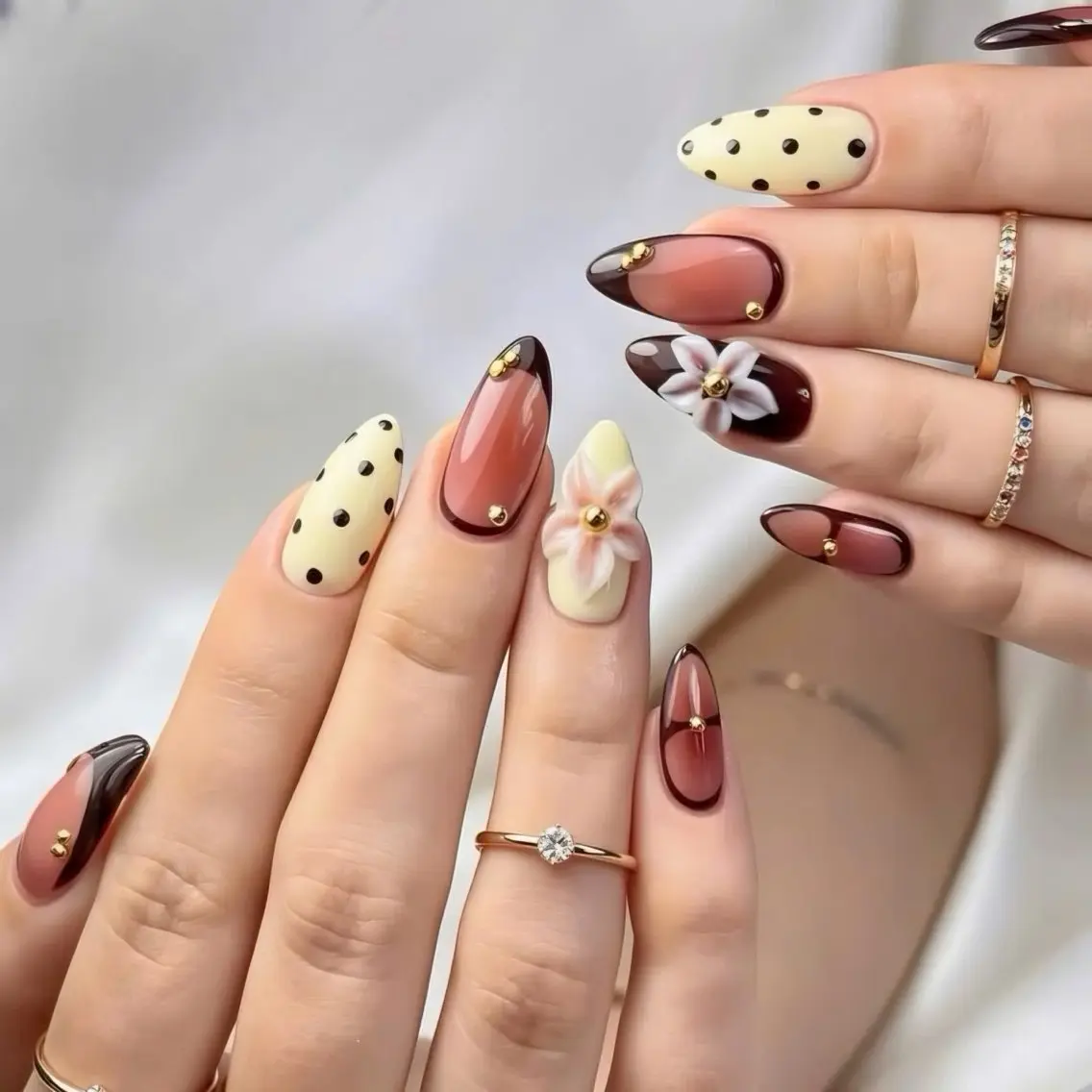 ネイル ブラウン ドット フラワーネイル フレンチネイル ジェルネイル ハンドネイル Umee Nailのネイルデザイン