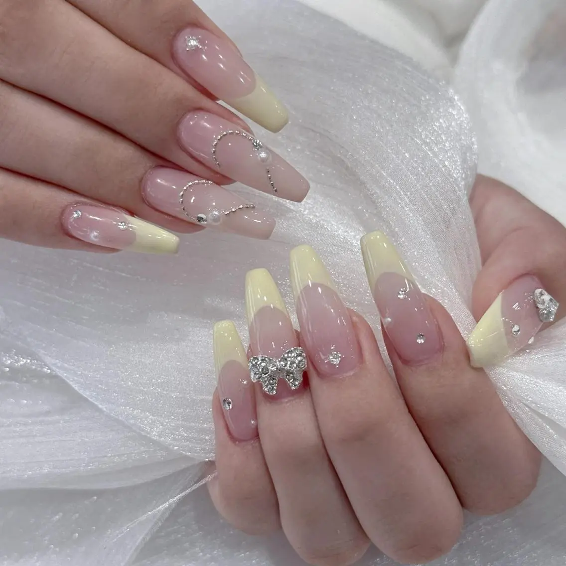 ネイル オーロラネイル ブルー チークネイル フットネイル フレンチネイル ハンドネイル NAILS168 池袋店のネイルデザイン
