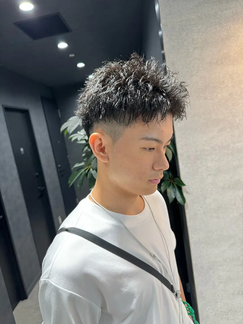 ショート カラー パーマ ヘアアレンジ メンズ センターパート マッシュ メンズパーマ スペインカール スパイキーショート カット パーマ トリートメント ヘッドスパ ヘアセット スパイキー/フェザー /波巻き/かいとのヘアスタイル