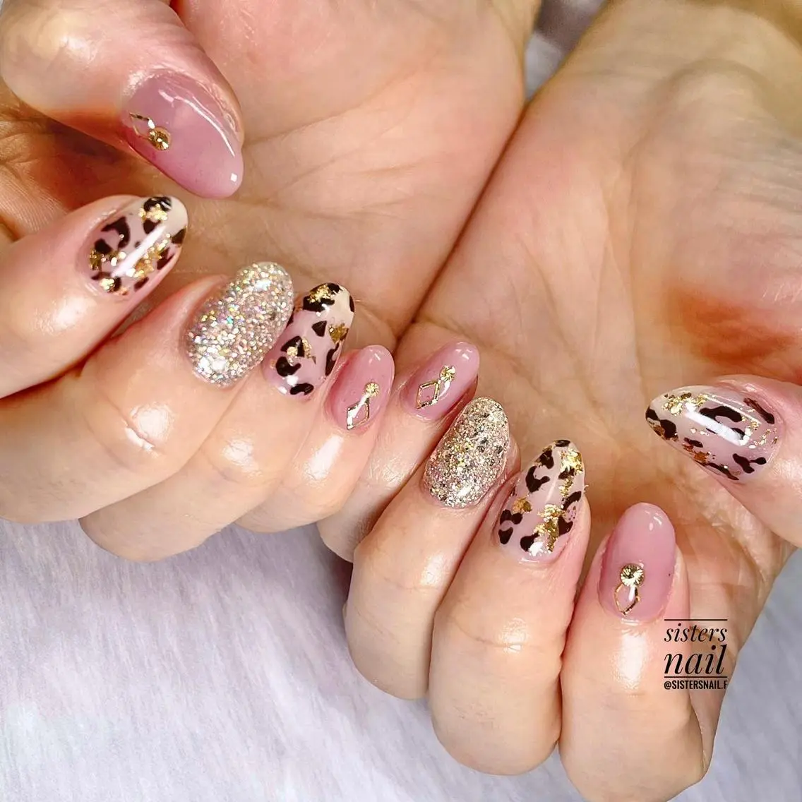ネイル アニマル柄 アートネイル ハロウィン キラキラネイル ラメ(グリッター) sisters nail.fのネイルデザイン