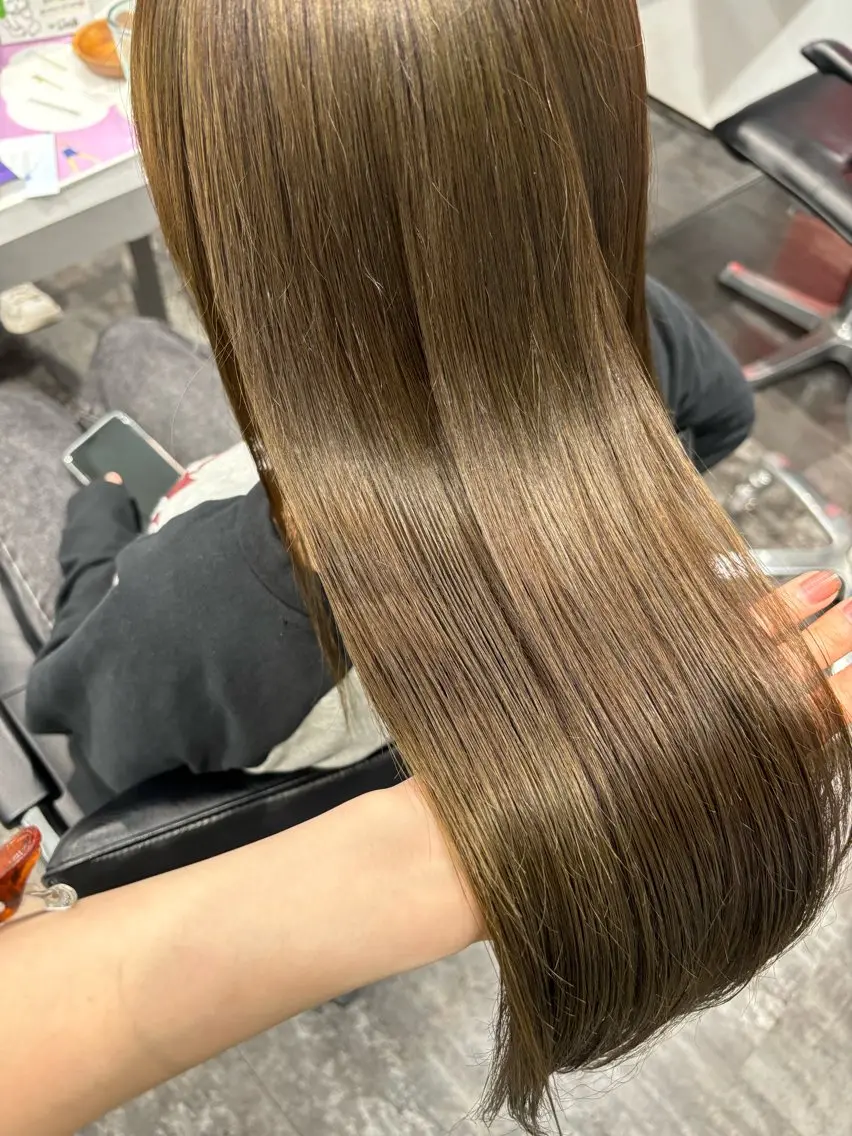 ロング カラー ベージュカラー オリーブベージュ LOMARLIE JURIAのヘアスタイル