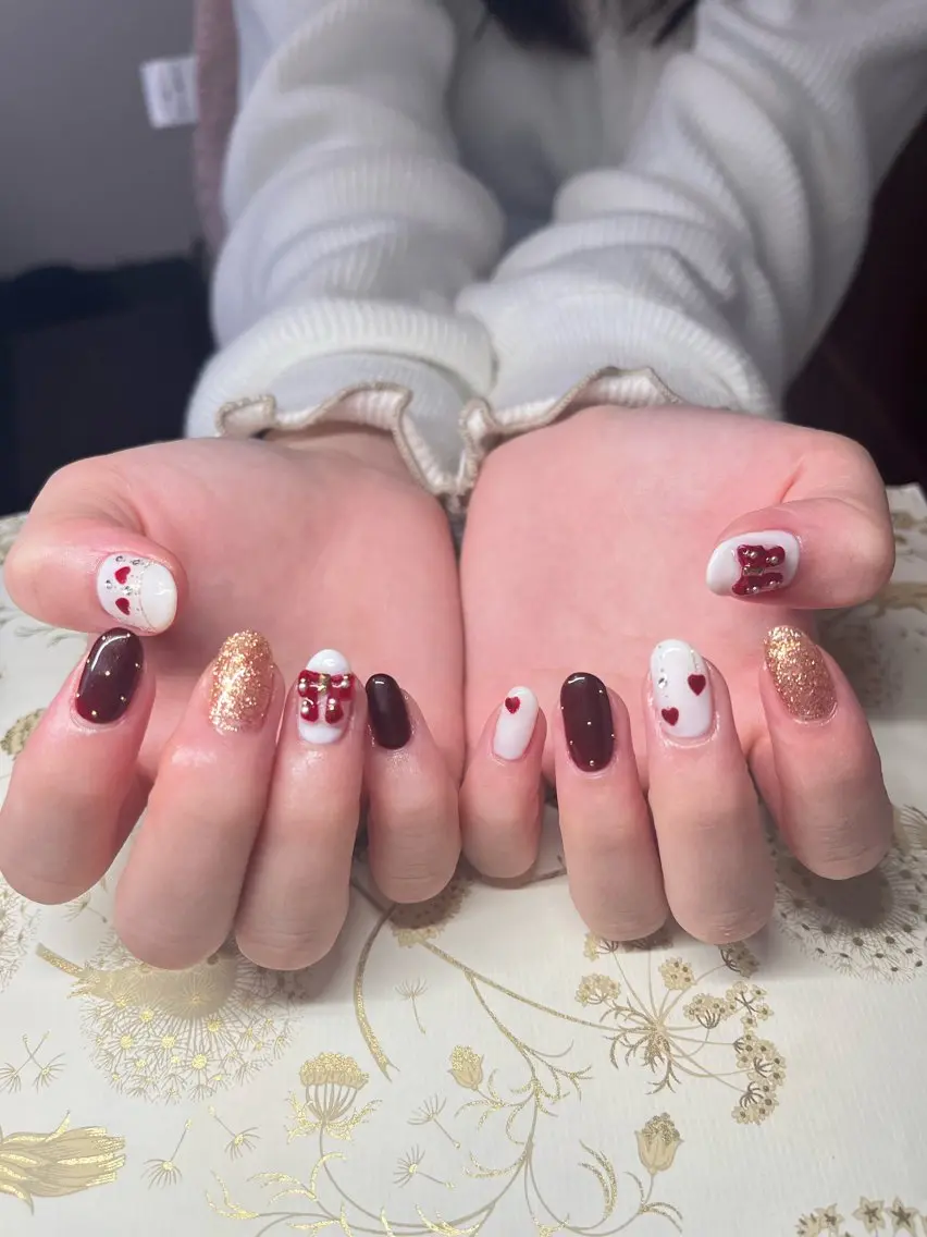ネイル ボルドー ゴールド ハート 赤色 リボン ハンドネイル miel nailのネイルデザイン