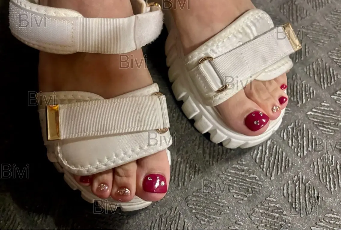 ネイル ストーンネイル フットネイル ♡Bivi♡自爪に 優しいネイルサロンのネイルデザイン