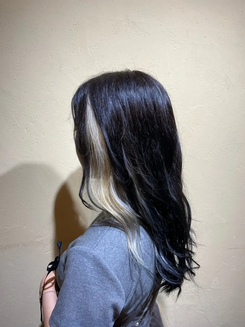 ロング カラー ベージュカラー 黒髪 ブリーチ ブルーカラー ブルーブラック ヘアカラー トリートメント saya (サヤ)のヘアスタイル